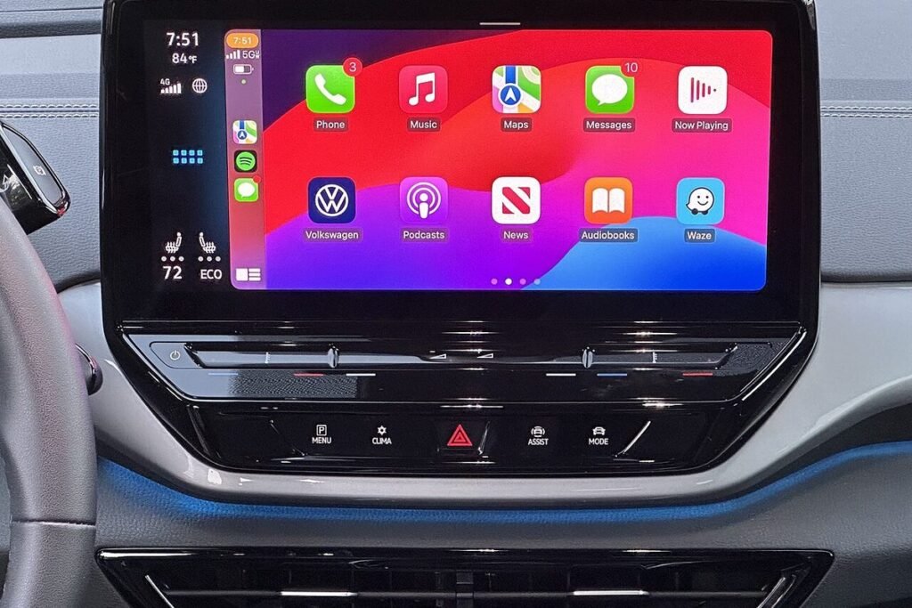 Écran central d'une voiture affichant les applications d'un smartphone connecté