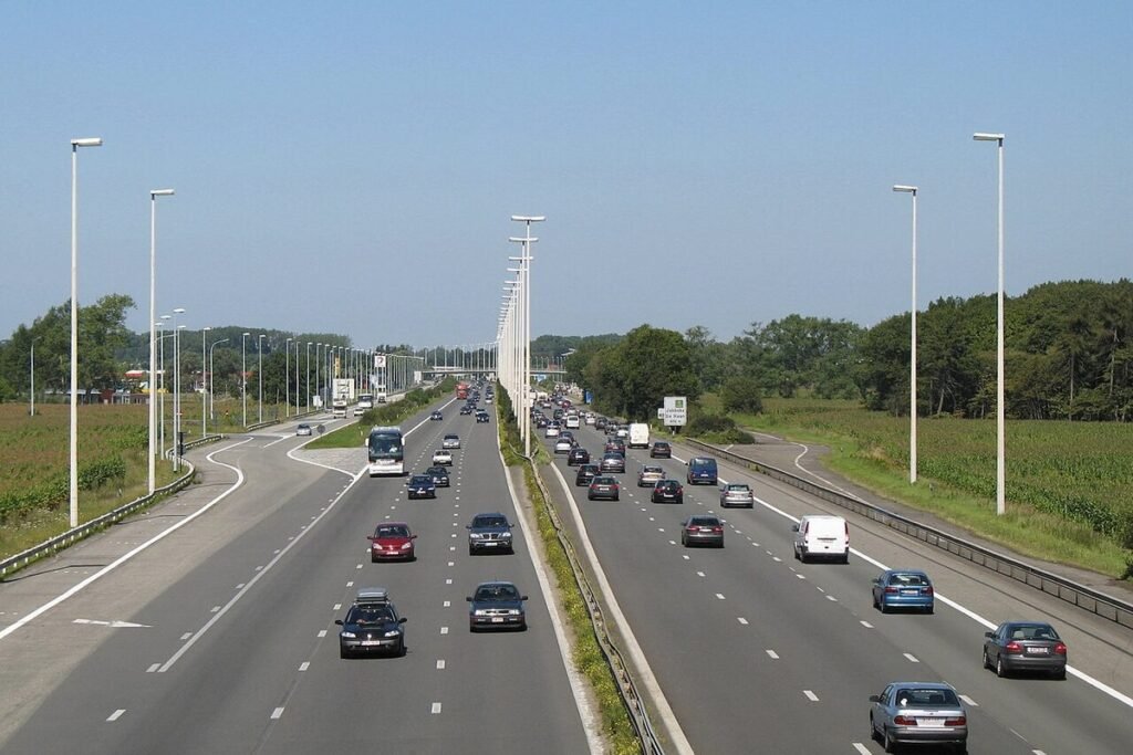 Druk verkeer in beide richtingen op de E40 in Jabbeke