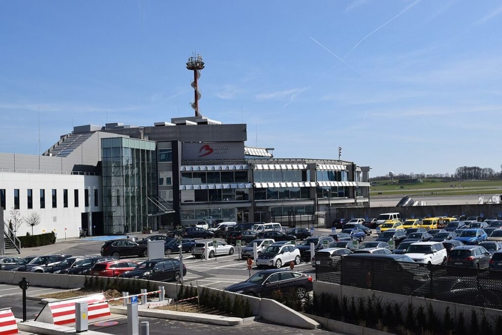 Bâtiment de bureaux de Brussels Airport et grand parking rempli de voitures à Zaventem