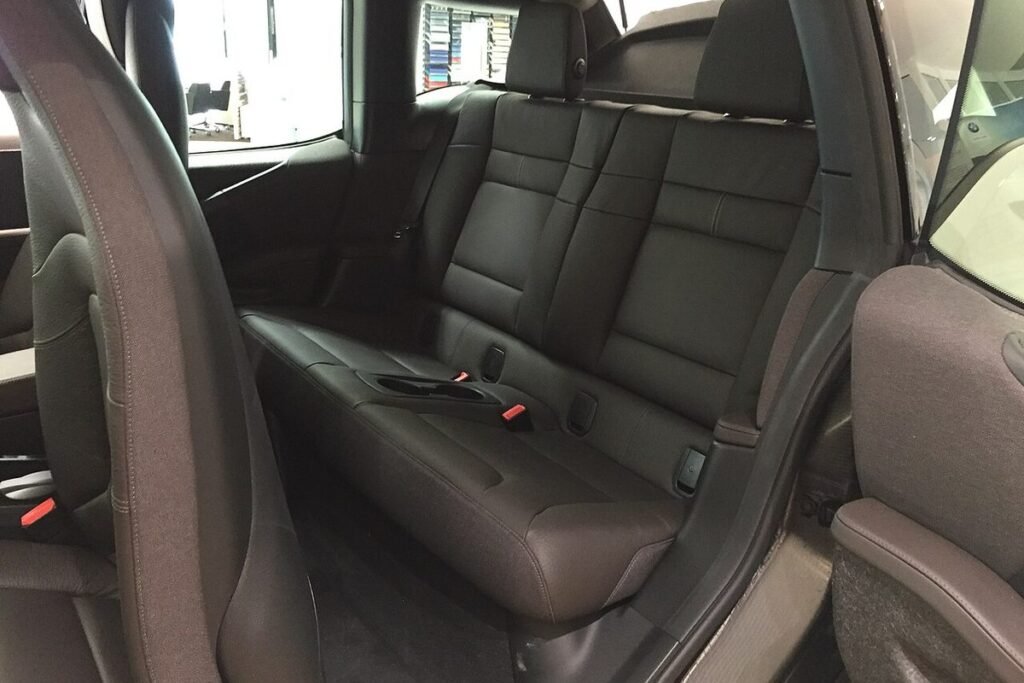 Banquette arrière en cuir d'une voiture compacte avec ceintures de sécurité