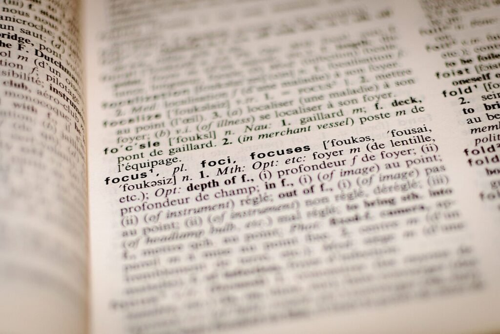 Page ouverte d'un dictionnaire bilingue en gros plan
