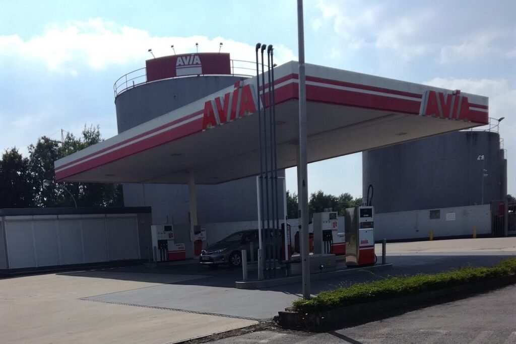 Station-service Avia à Hasselt avec ses pompes sous l'auvent